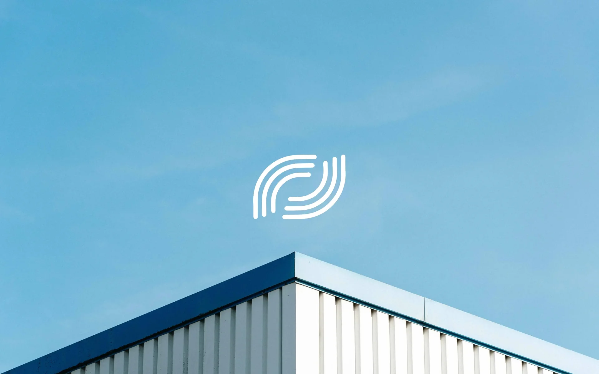 Visuel promotionnel de Belcyco mettant en avant le toit du bâtiment avec son logo distinctif, sous un ciel bleu lumineux