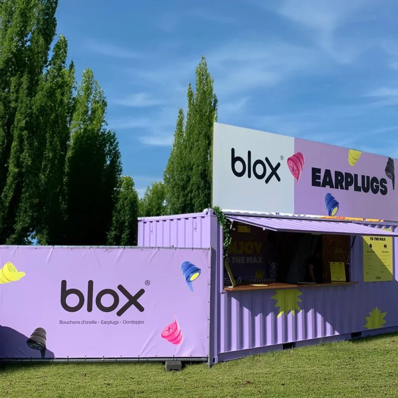 Conception d'un stand brandé par nos experts en infographie pour la marque de bouchons d'oreilles Blox