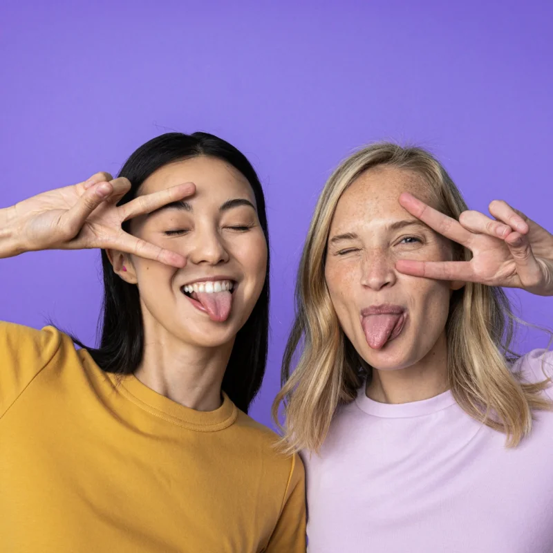 Shooting photo réalisé avec des mannequins dans notre studio chez Mcarnolds, pour la marque de bouchons d'oreilles Blox